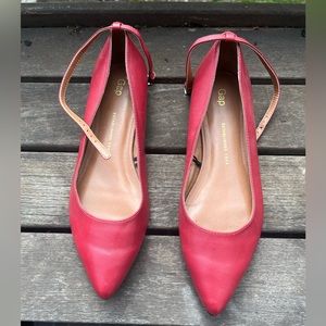 GAP flats with strap 9 leather Worn indoors once.